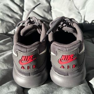Nike Air Women’s Running Shoes Grey, White, Red Size 8.5 7Y